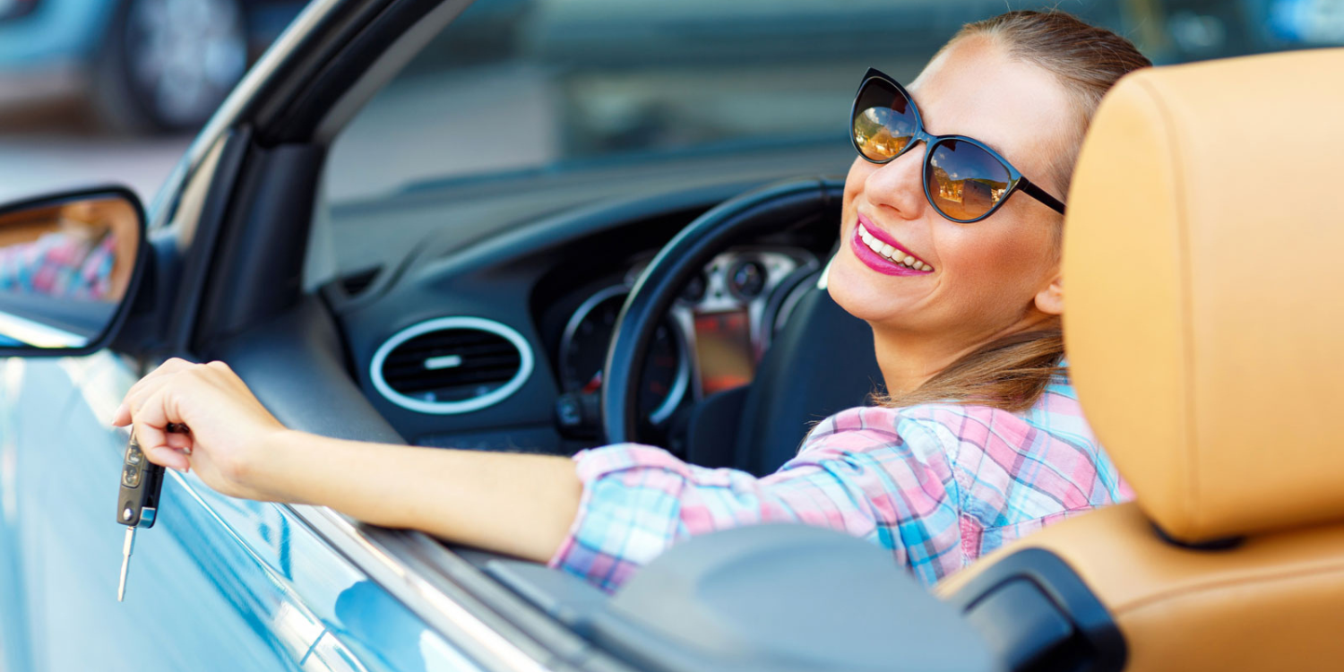 Chica en un coche feliz