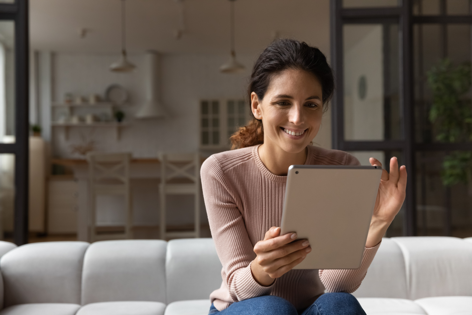 Chica gestionando una reserva en una tablet