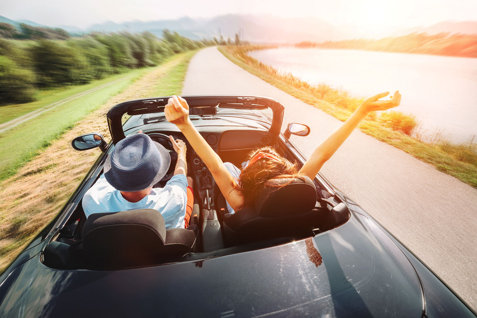 Pareja disfrutando en un coche