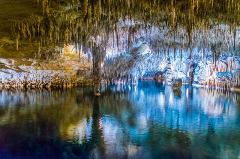 Explorer les grottes du Drach